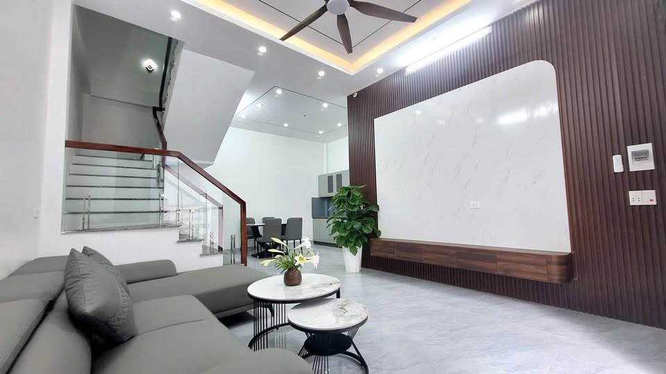  Bán nhà 3 tầng sân cổng – xây mới tinh  Ở ngay – thiết kế đẹp – giá cực tốt   Khu vực Mỹ Xá – Nam Định  Ngõ nông Tô Hiến Thành – ô tô lùi cửa, đỗ cách nhà vài bước