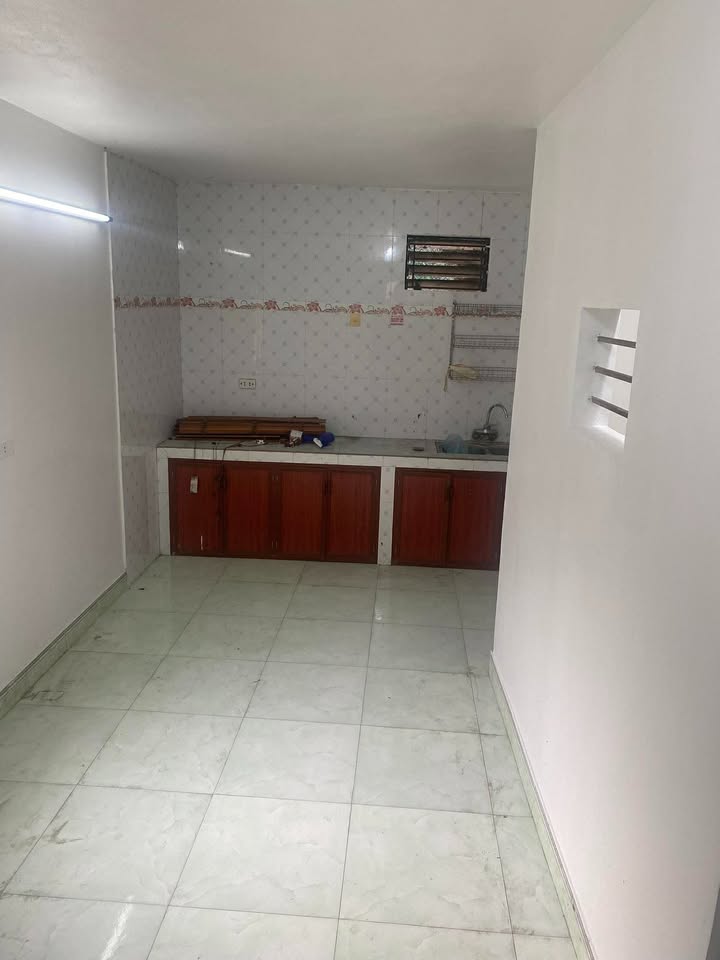  2-storey house in Trần Huy Liệu alley, well-connected