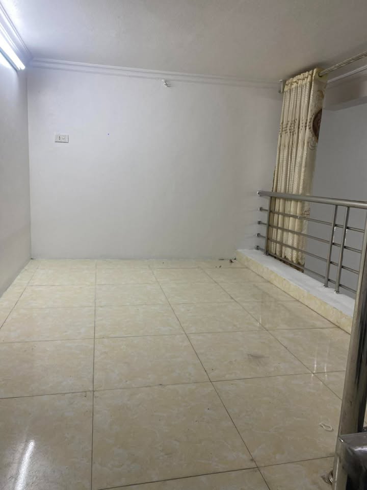  2-storey house in Trần Huy Liệu alley, well-connected