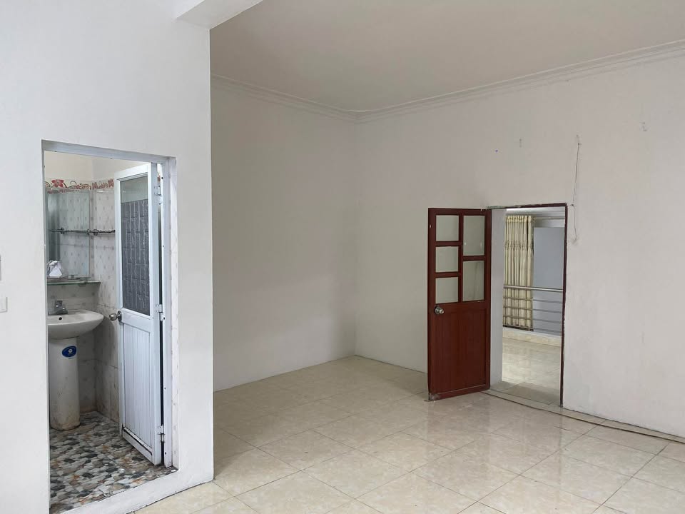  2-storey house in Trần Huy Liệu alley, well-connected