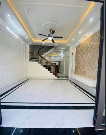  Nhà 3 tầng ngõ Hoàng Ngân (cạnh Chợ Hoàng Ngân), ô tô đỗ cửa
