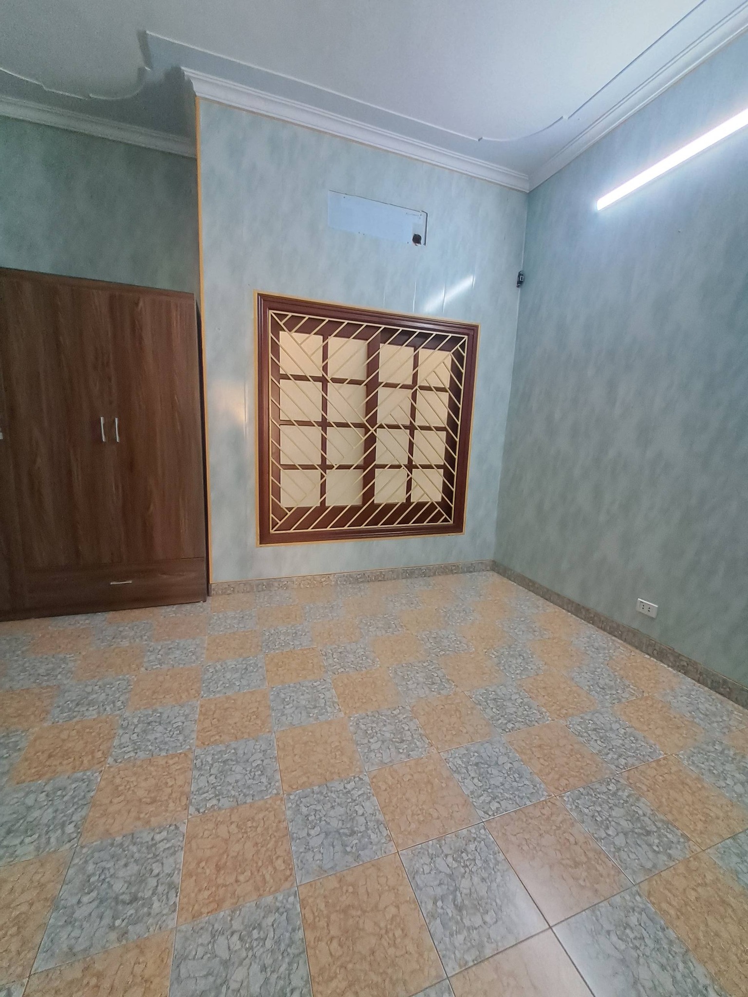 HOUSE FOR RENT ON TRAN NHAN TONG STREET NEAR VI XUYEN LAKE