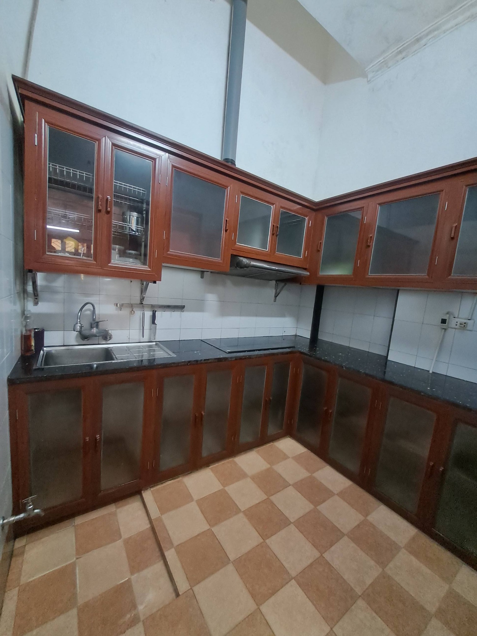 HOUSE FOR RENT ON TRAN NHAN TONG STREET NEAR VI XUYEN LAKE