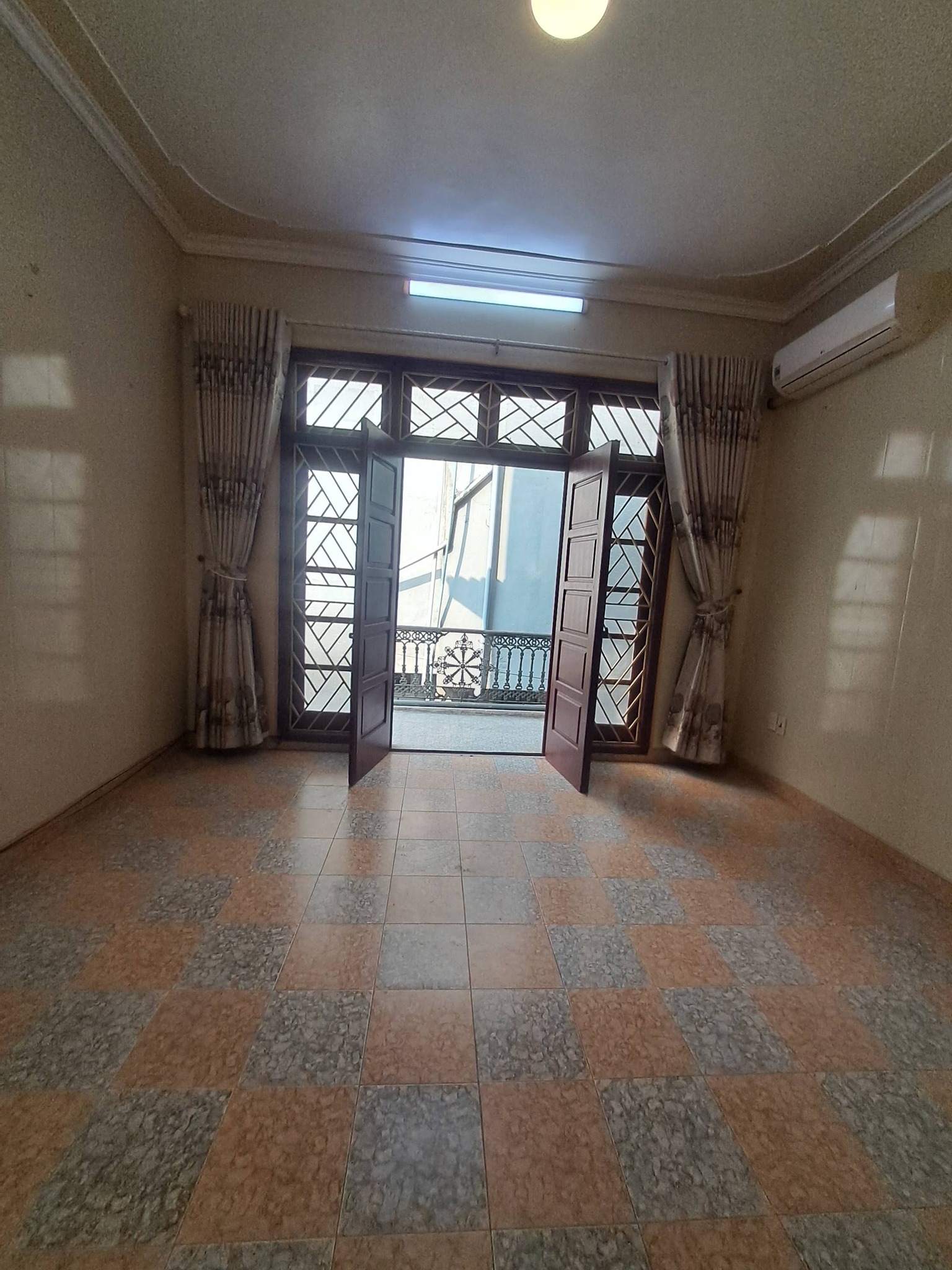 HOUSE FOR RENT ON TRAN NHAN TONG STREET NEAR VI XUYEN LAKE