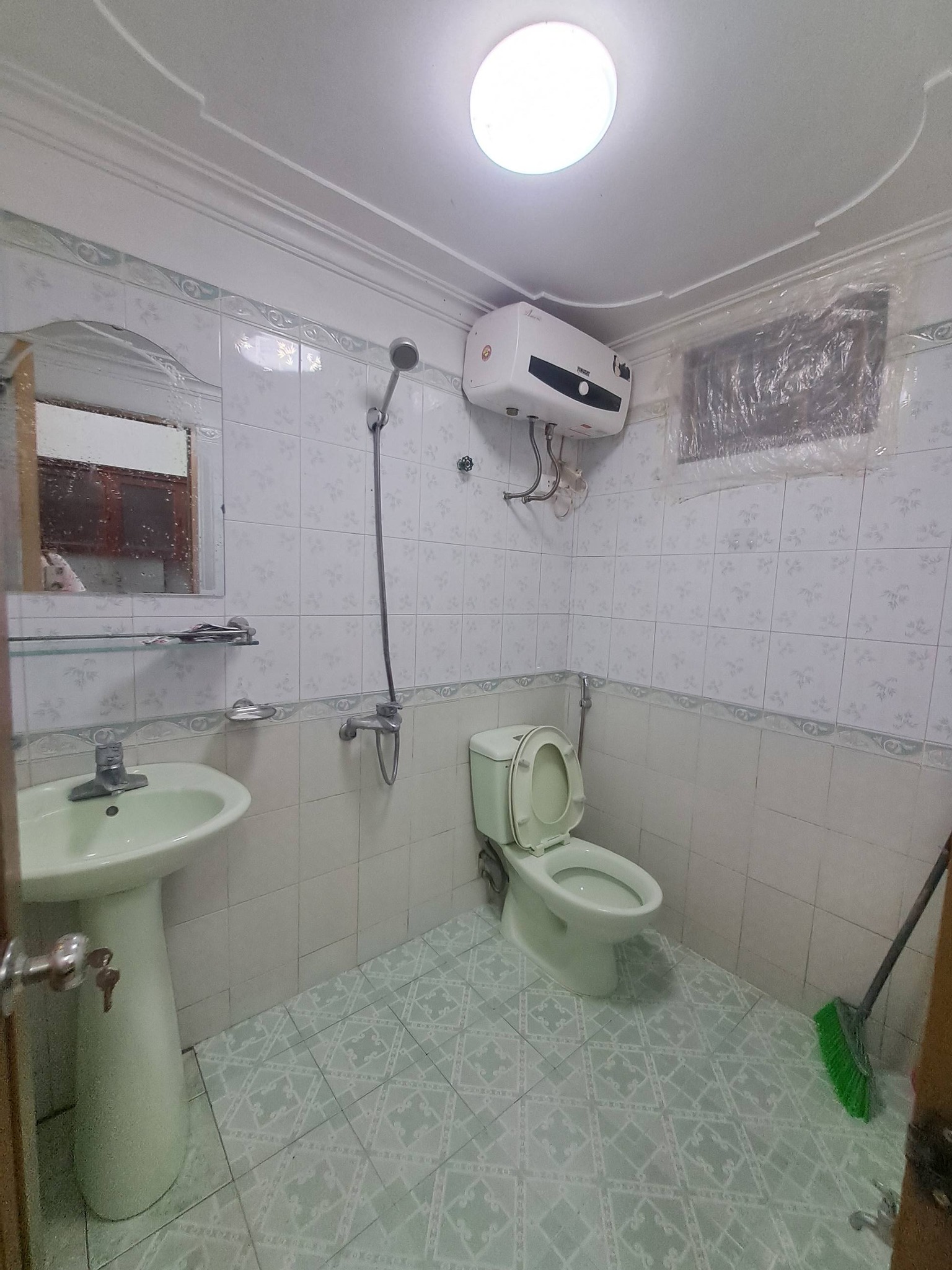 HOUSE FOR RENT ON TRAN NHAN TONG STREET NEAR VI XUYEN LAKE