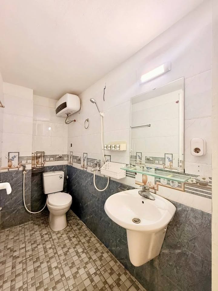  Bán nhà ngõ Đinh Công Tráng – Phù Nghĩa, Nam Định 3 tầng, cách mặt đường 1 nhà, ô tô cách 3 bước 3PN – 2VS – đầy đủ công năng