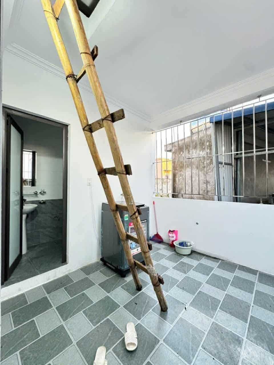 3-STOREY HOUSE FOR RENT AT 124 TRAN HUY LIEU FULLY FURNISHED
