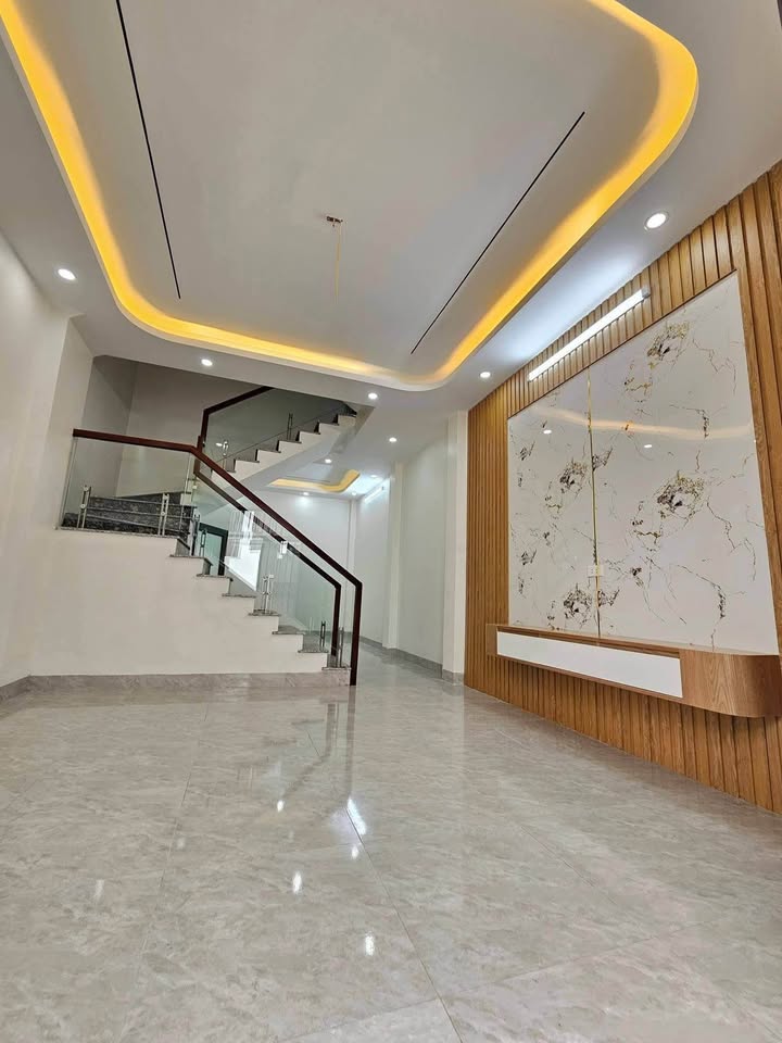  Under 2 billion VND – Own a 3-storey house right in the city!