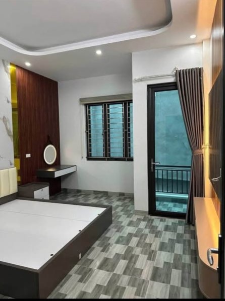 HOUSE FOR RENT ON NGO GIA TU STREET (CONNECTED TO MAC THI BUOI)