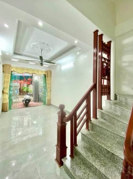 NHÀ 3 TẦNG SÂN CỔNG PHÙ NGHĨA TRUNG TÂM GẦN TRƯỜNG CHỢ