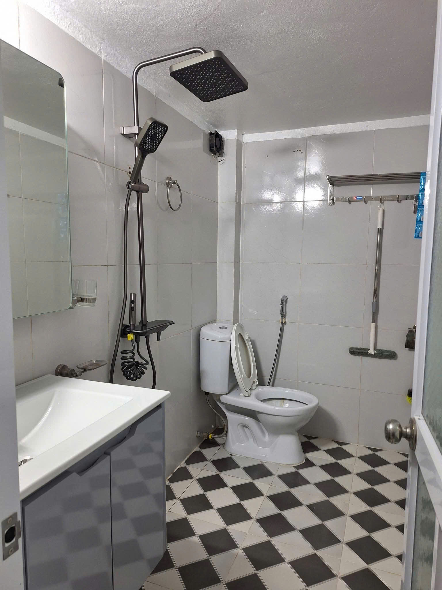 CHO THUÊ NHÀ 3 TẦNG SẠCH ĐẸP MẶT ĐƯỜNG KÊNH