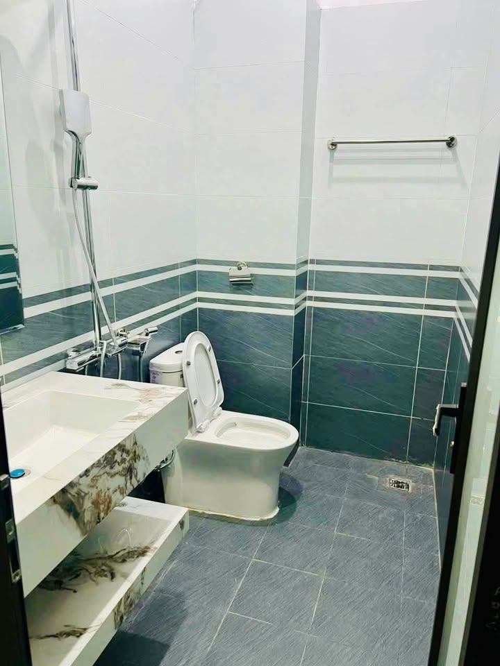 Bán nhà 3 tầng dân xây mặt đường khu Bãi Vượt gần trường học cấp 2 Trần Đăng Ninh