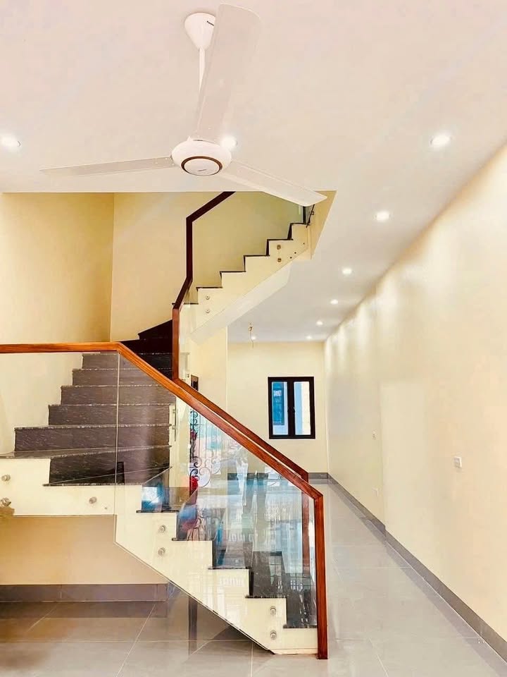 Bán nhà 3 tầng dân xây mặt đường khu Bãi Vượt gần trường học cấp 2 Trần Đăng Ninh